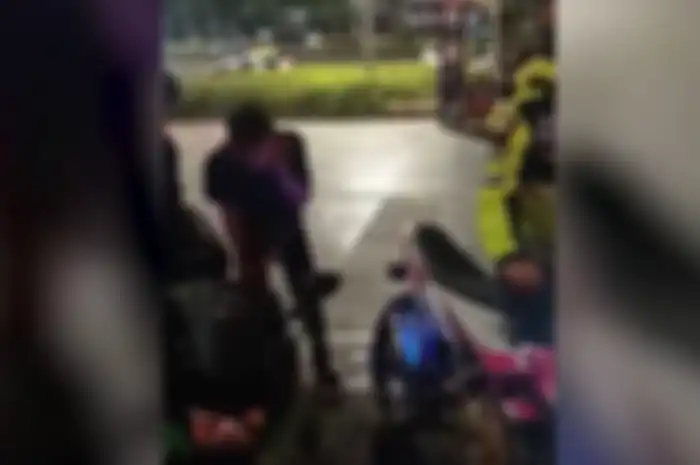 Polisi menahan motor modifikasi yang menggunakan knalpot racing di Jalan Sudirman Thamrin.