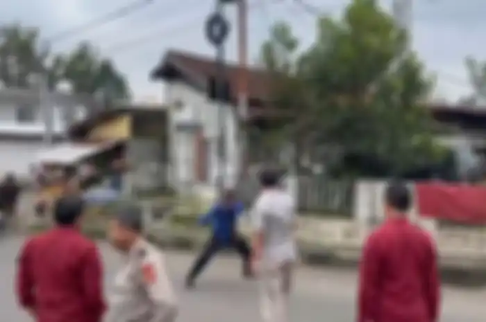 Preman kampung bikin geger Kuningan, Jawa Barat saat mengeluarkan jurus ketika akan ditangkap polisi karena melakukan pemerasan minimarket.