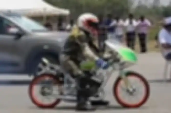 Wow, modifikasi motor drag Yamaha RX-King ala bikers luar negeri.