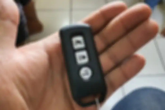Ilustrasi. Bikin remote keyless motor tetap aman saat musim hujan, modal Rp 20 ribu aja.