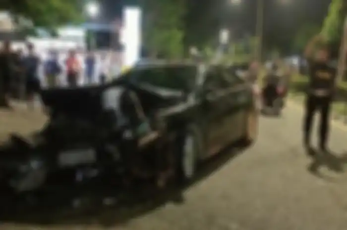 Foto mobil DPRD Jambil rusak parah setelah mengalami kecelakaan saat membawa pelajar tanpa pakaian.