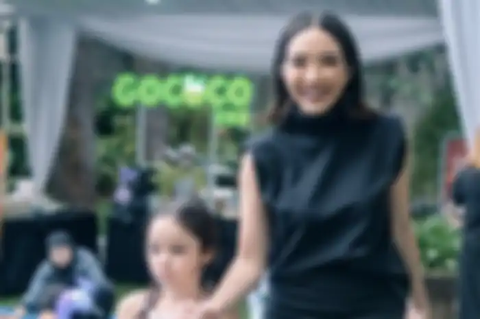 Tubuh Gisella Anastasia bikin salfok. Momen photoshoot bareng Gempi dibanjiri komentat.