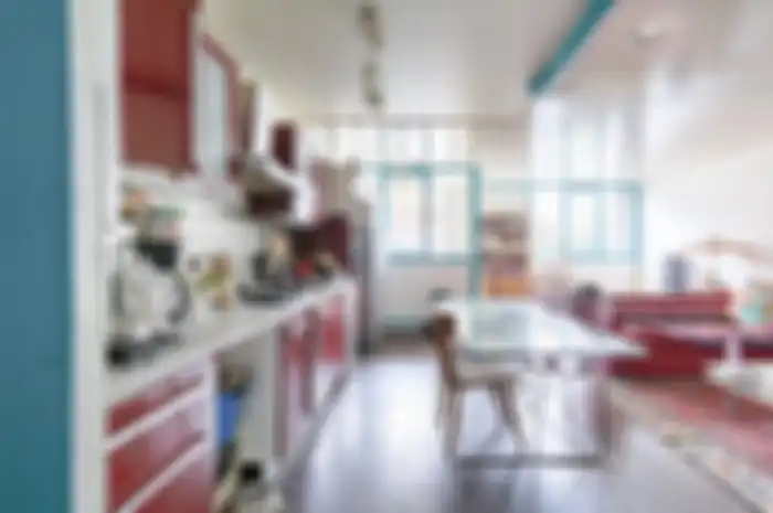 Lemari dapur enggak perlu diganti, sebab perabot diatur dengan cara praktis. Potretnya bikin kita puas.