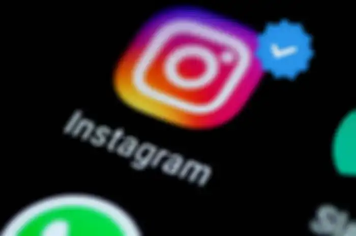 Ilustrasi centang biru Instagram berbayar