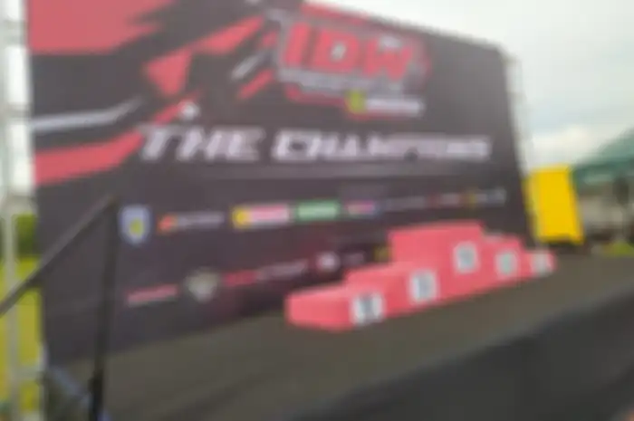 Podium kejuaraan Indonesia Drag Wars  IDW 2022, berikut rincian hadiah juarannya.