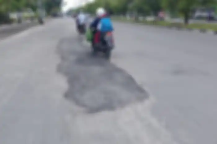 Ilustrasi seorang ayah di Lamongan menutup lubang jalan agar anaknya tidak celaka, mendadak viral di media sosial.