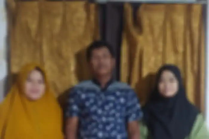 Ista'anul Jannati atau Iis (kanak) bersama ayahnya Gufron yang menutup lubang jalan di Lamongan, Jawa Timur.