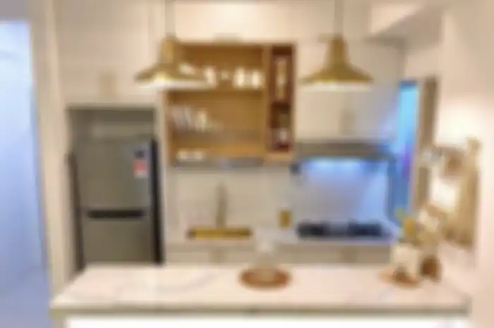 Foto meja dapur yang tampil estetik. Perabot ini dipermak dengan material yang harganya tak makan belanja Ramadan.