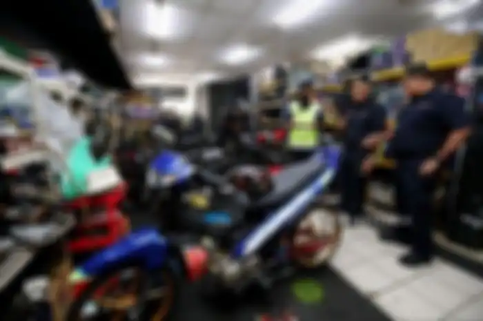 Polisi Malaysia gerebek bengkel modifikasi motor untuk balap liar di George Town, Penang.