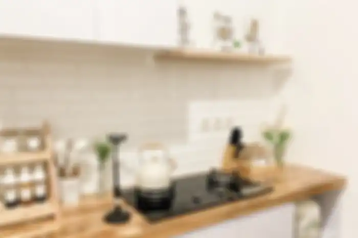 Foto tampilan desain dapur yang sederhana tampak semakin nyaman. Rak sepatu bekas jadi tempat penyimpanan.
