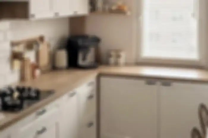 Potret dapur kecil yang tampak nyaman. Perabot tersusun rapi karena rak kabinet dibuat begini.