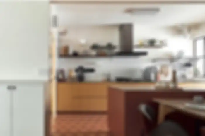 Foto tampilan dapur mungil yang tampak lebih mewah. Ternyata resepnya fokus di detail dekorasi.