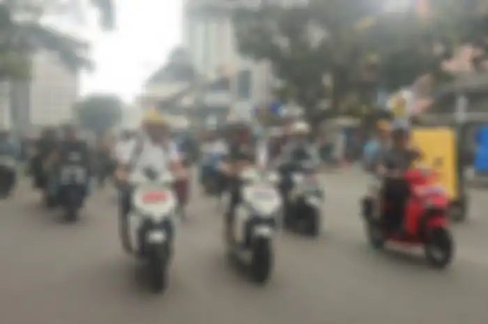 Wali Kota Medan Bobby Nasution dan Gubernur Jawa Barat Ridwan Kamil keliling Kota Medan dengan motor listrik Gesits G1, Rabu (1/2/2023).