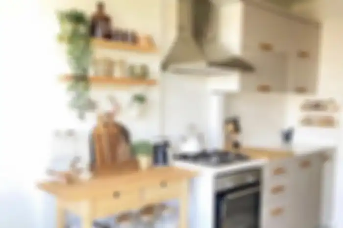 Tampilan dapur sempit tampak berbeda. Perabot masak ditata dengan cara kreatif ini. Semuanya bisa dilakukan sambil ngabuburit.