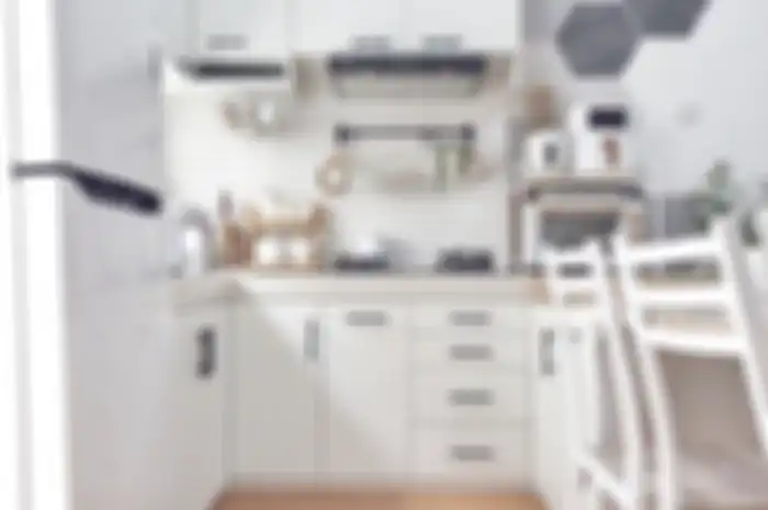 Foto dapur kecil warna putih yang tampak selalu bersih selagi makin sibuk selama bulan Ramadan.