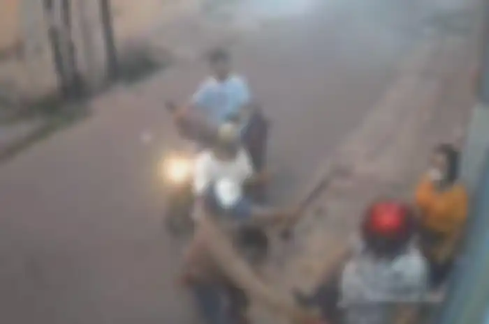 Terekam jelas dalam kamera cctv aksi begal rampas motor matic Honda BeAT milik sepasang suami istri di Medan.