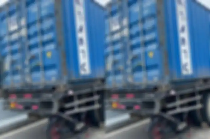 Kondisinya ringsek di area depan, motor matic Honda BeAT tabrak truk kontainer i Pekanbaru, begini kondisi pemotor.