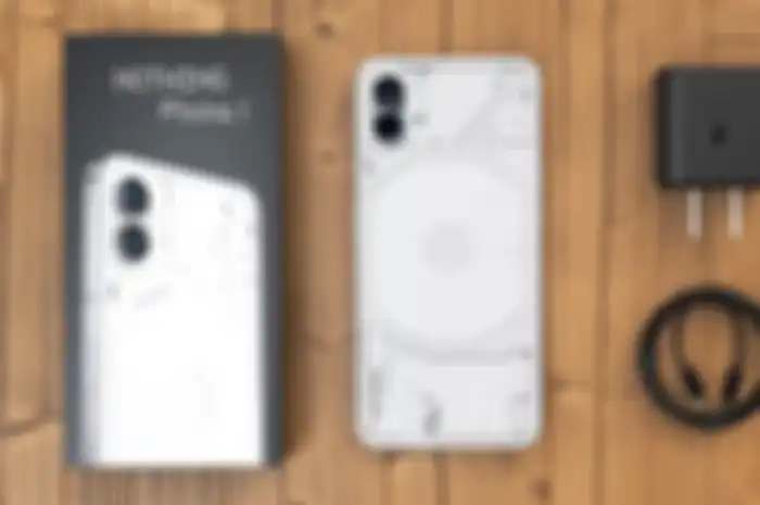 Ilustrasi harga HP second Nothing Phone (1) lengkap dengan box dan charger.