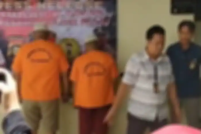 Dua orang yang membuat STNK palsu di Palembang, diamankan Polsek Plaju.
