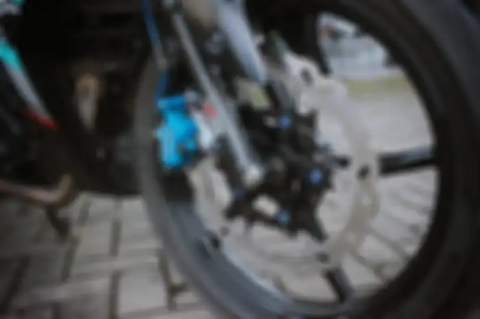 Cakram RCB dan kaliper Nissin di MX King modifikasi ini