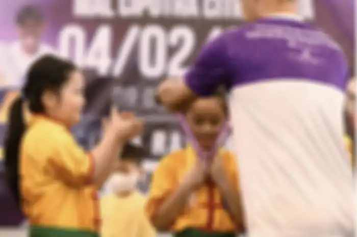 Gempi bangga menerima medali emas dalam perlombaan wushu.