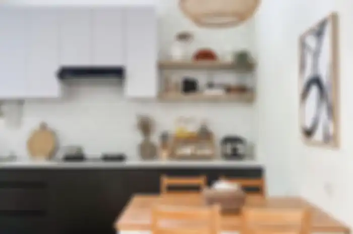 Potret desain dapur sempit makin cantik dengan kombinasi warna bersahaja. Cocok buat Ramadan.