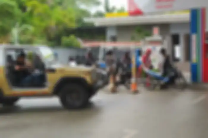 Ilustrasi antrean motor yang membeli BBM jenis Pertalite.