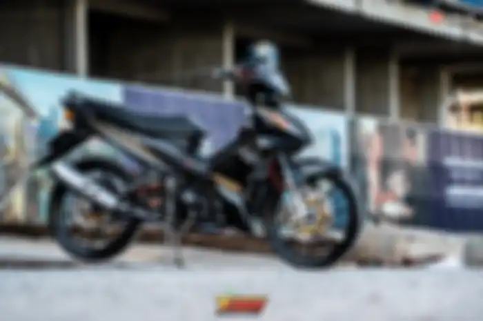 Modifikasi motor Yamaha Jupiter MX 135 bergaya sporty elegan. Usung tema Black &amp; Gold.