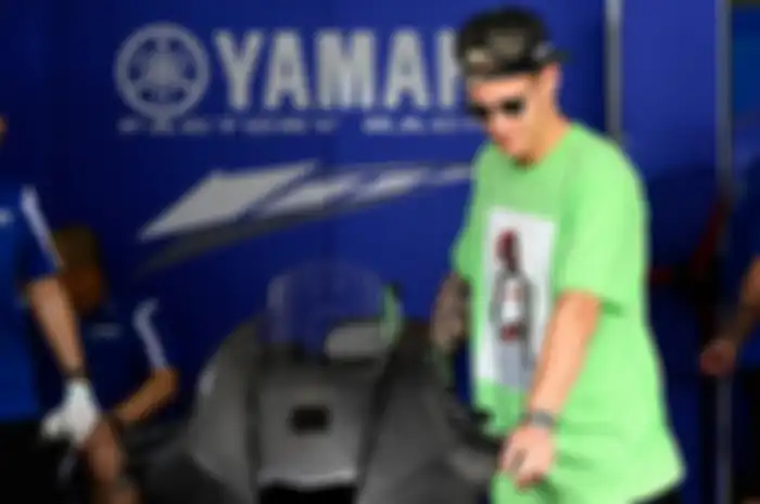 Fabio Quartararo bersama Yamaha YZR-M1 2023 di paddock skuat pabrikan Yamaha saat tes shakedown MotoGP 2023 Sepang, Selasa (7/2/2023).