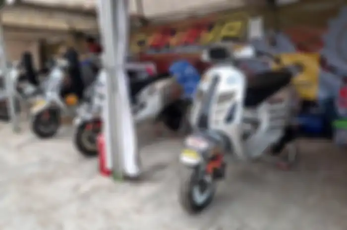 Modifikasi motor Vespa matic untuk balap road race, body depan dibolongin.