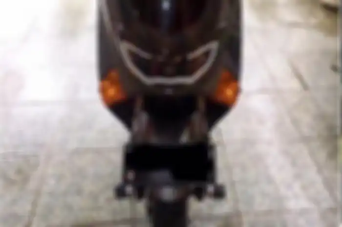 Modifikasi motor Yamaha NMAX pakai dudukan pelat nomor di sepatbor depan.