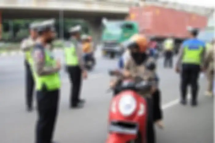 Pemotor dapat teguran dari polisi saat Polres Metro Bekasi Kota menggelar Operasi Keselamatan Jaya 2023, Selasa (7/2/2023).