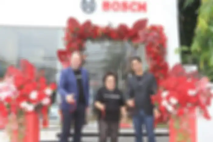 Executive Officer & Head of ASEAN Bosch Home Appliances (kiri), Margaretha Enggawati Yasin, Owner PT. SICO selaku Sales Partner Bosch di Indonesia (tengah), dan Anil Narula, President Director Bosch Home Appliances di Indonesia (kanan), dalam pembukaan Bosch Home Experience Center, Jakarta (8/02). 