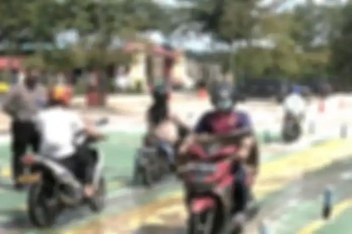 Ilustrasi pemotor melakukan ujian praktik SIM C di Satpas setempat.