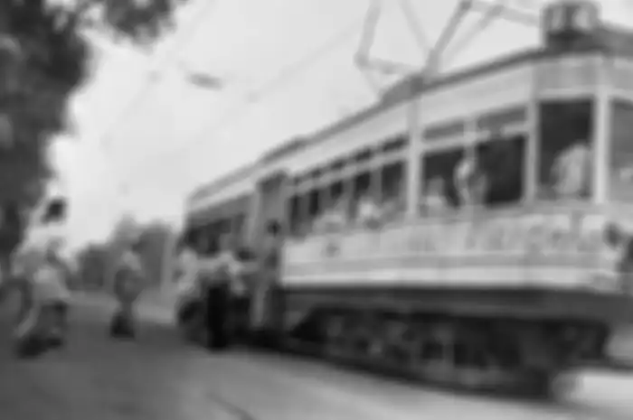 Jelaskan perubahan apa yang terjadi dari penggunaan trem di Surabaya