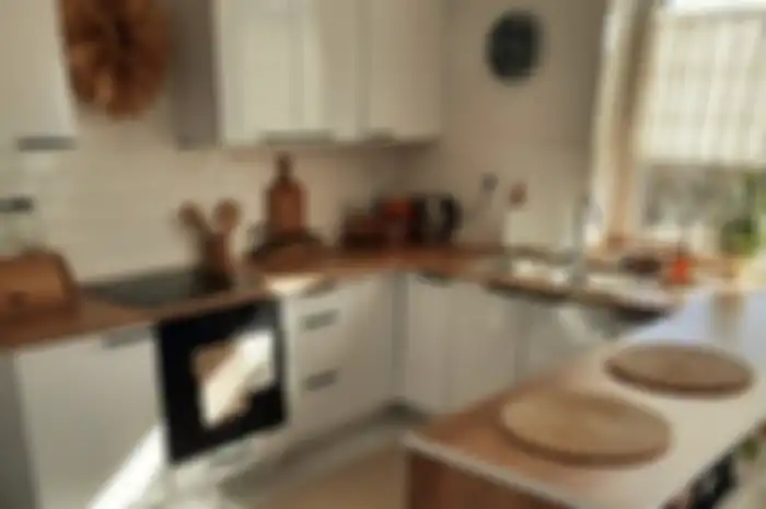 Foto dapur kecil yang didesain agar lebih fungsional dengan memaksimalkan setiap ruang. Enggak cuma cantik.