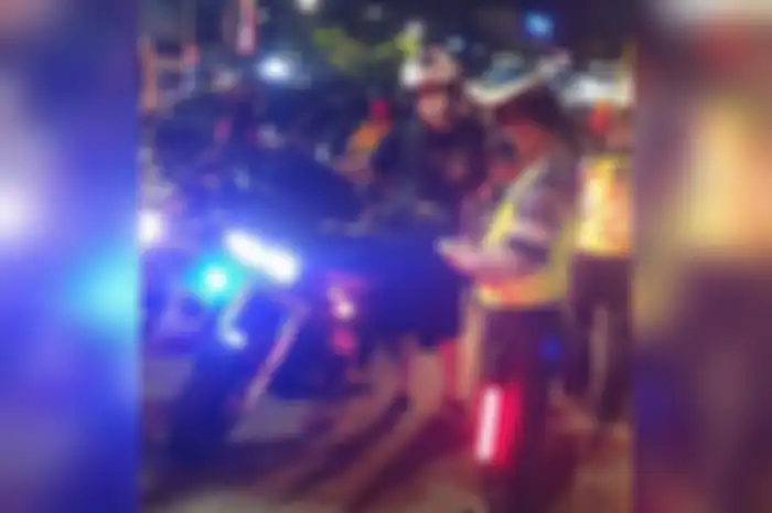 Modifikasi motor dengan penggunaan lampu strobo distop polisi.