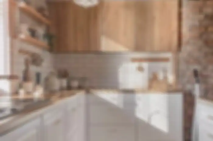Agar tampilan dekorasi dapur ukuran kecil tak terlihat kusam, ganti model lampunya. Potret hasilnya jadi begini.