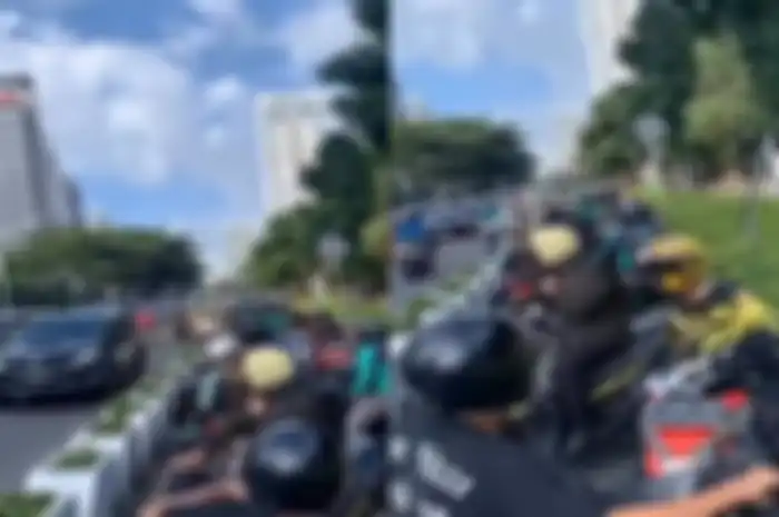 Momen puluhan pengendara motor dipaksa putar balik oleh seorang cewek.