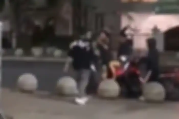 Pelaku kekerasan ke pemotor saat melancarkan aksinya di Titik Nol Kilometer Jogja.