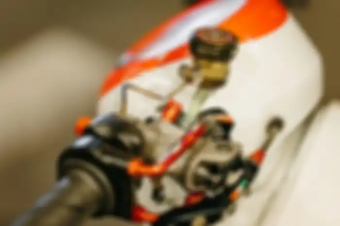 Sektor pengereman di setang diupgrade dengan master rem Brembo. Ada pula gas spontan Domino.