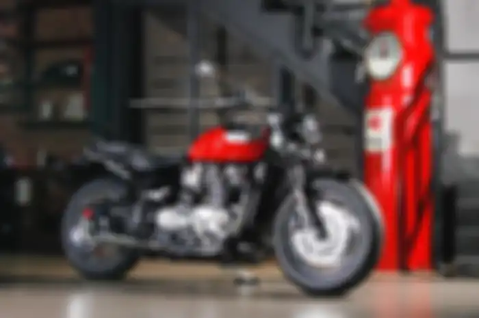 Triumph Chrome Edition membawa desain dan aksen chrome di beberapa bagian motor.