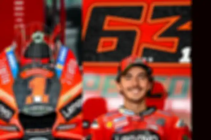 Francesco Bagnaia pakai nomor start 1 di tes pramusim MotoGP 2023 Sepang, angka 1 di motor dan 63 di dinding pembatas paddock