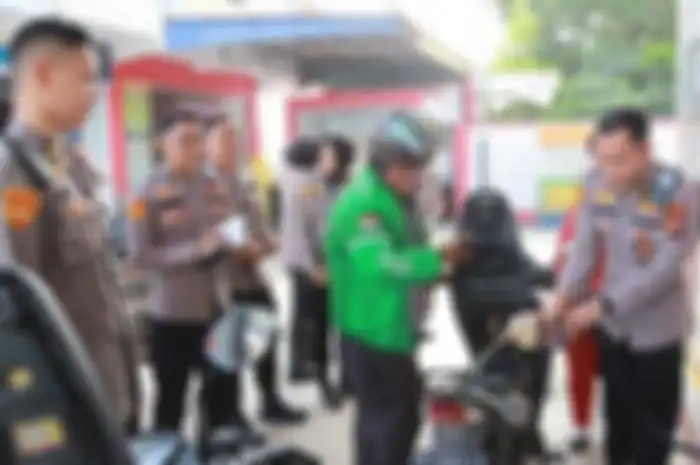 Polisi di Riau mendadak jadi petugas SPBU Pertamina, bagikan 300 liter BBM gratis.