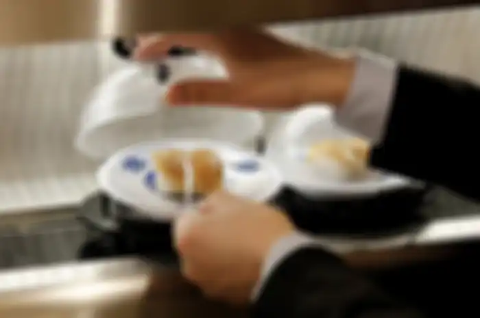 Ulah pengunjung nakal yang di restoran sushi dijamin kapok. Ada kamera AI yang mengawasinya.