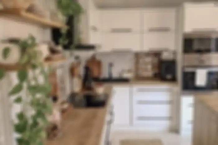 Potret interior desain dapur mungil yang dirombak dengan trik jitu. Hasilnya ciamik.