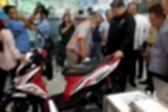 Motor Matic Yamaha Mio J hasil bengkel konversi listrik Rwin Development saat diperkenalkan kepada Menko Perekonomian Airlangga Hartarto.