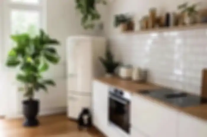 Foto dapur sederhana yang dibuat lebih segar saat bulan Ramadan. Resepnya ada di pintu kulkas.