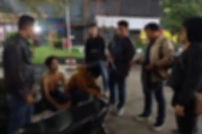 Isi BBM di SPBU sambil bawa pedang, dua pemotor di Cirebon diamankan Polisi.