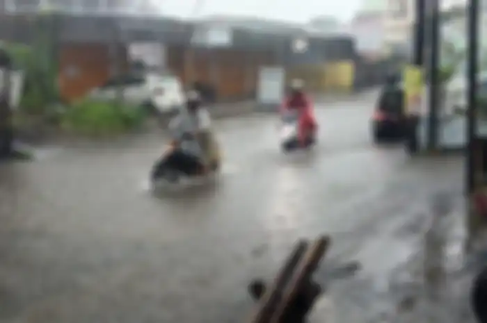 Pemotor melintasi banjir di Kota Makassar, Sulawesi Selatan, Senin (13/2/2023). Ingat batas aman motor terobos banjir